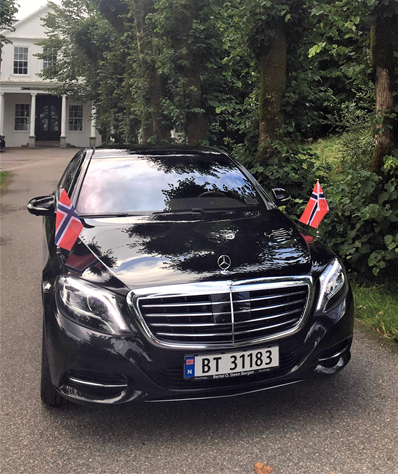 Fixed-car-flagpole-with-bonnet-bracket-on-Mercedes-S-Class.-Own-by-BergenLimoService-Norway1.jpg