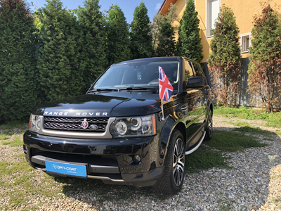 Land-Rover-with-car-flagpole-Exclusive.jpg