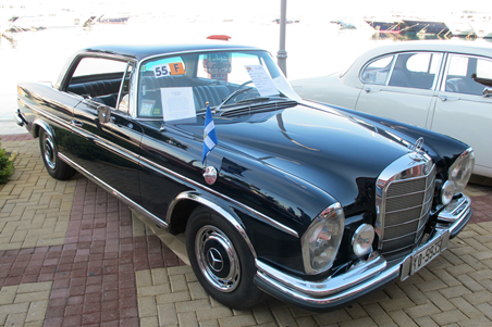 Magnetic-car-flagpole-on-Mercedes-Benz-250SE-Coupe.jpg