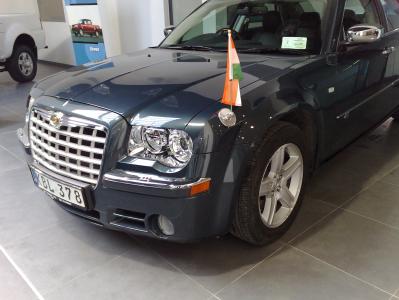 Chrysler 300C with a magnetic car flagpole "SteelEx" modern 